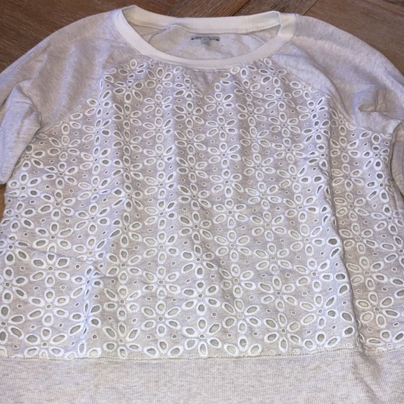 🛍️🛍️ 3 for $5. Adorable floral cutout sweatshirt - Picture 2 of 8
